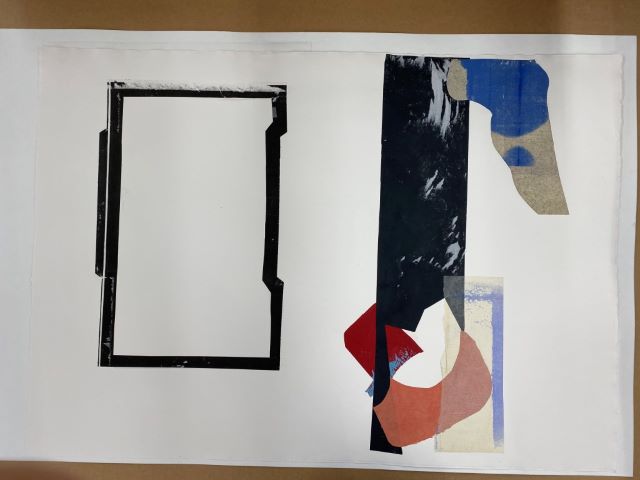 Minimalistische compositie met een zwart kader, donkerblauwe strook en rode, beige en blauwe vormen